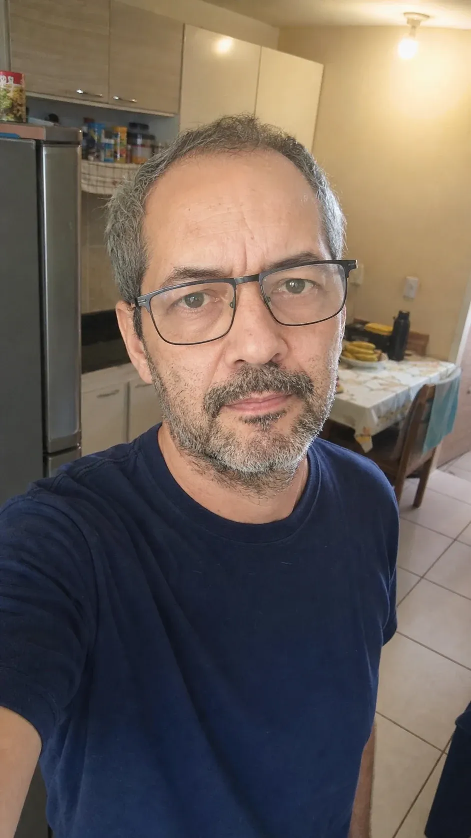 Antes: selfie sintética casual usada como referência para o prompt executivo sênior
