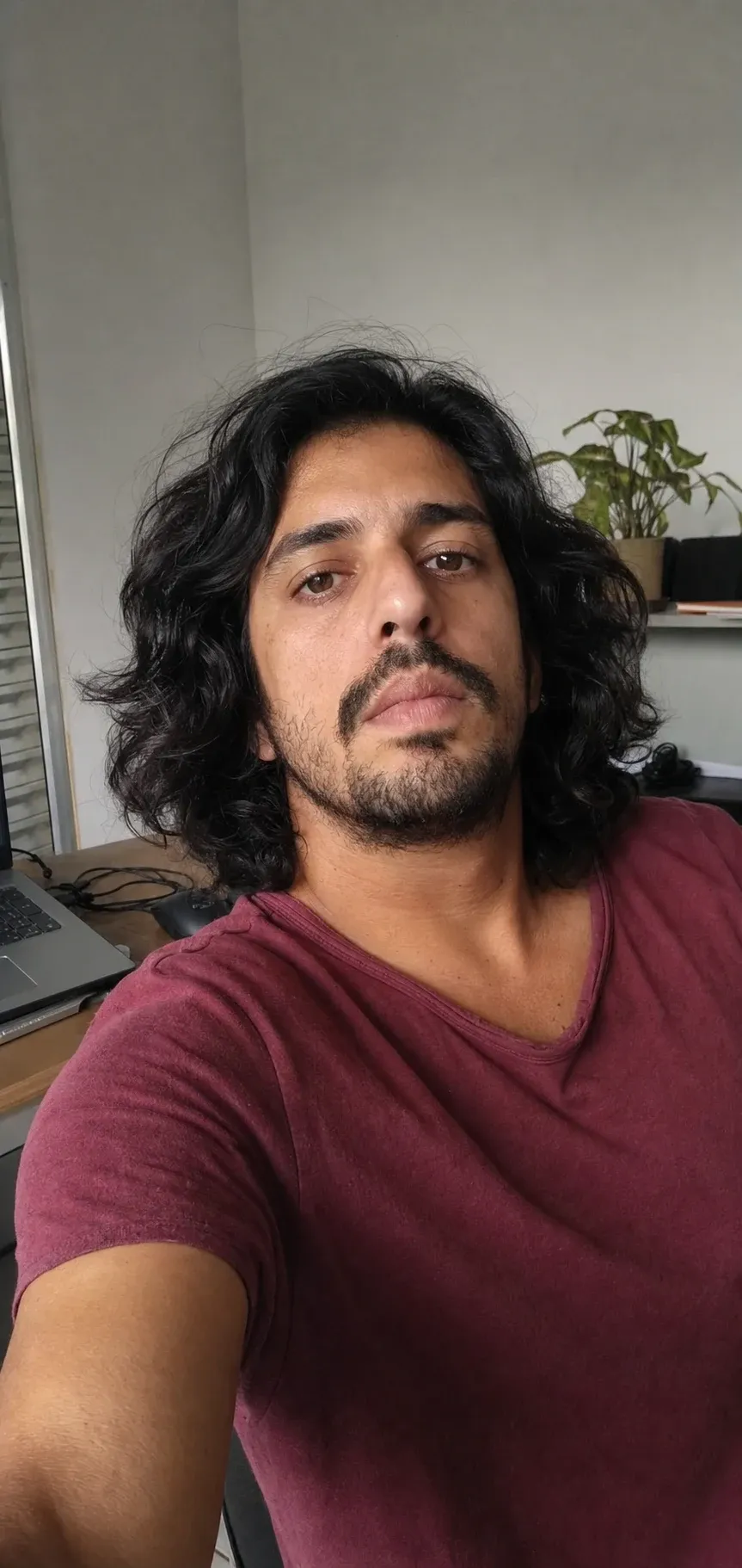 Antes: selfie sintética casual usada como referência para o prompt criativo controlado
