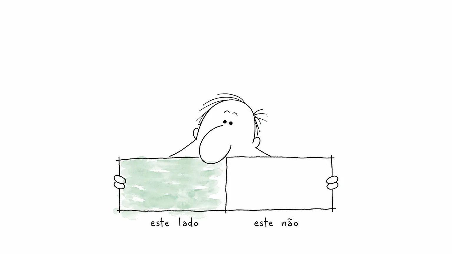 Pessoa segura uma folha branca à altura do queixo: a metade voltada para a parede saiu esverdeada, sob este lado, e a outra segue branca, sob este não.